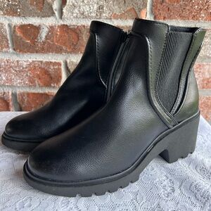 NWT Women’s Black Baretraps Draya Chelsea Ankle boots - size 6